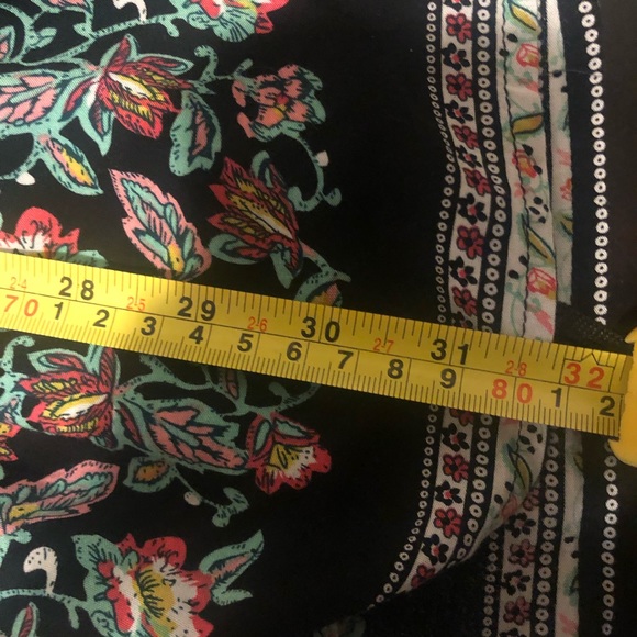 Umgee: V-Neck floral Tunic. Size:(S)  color: Black/pink - Picture 10 of 12